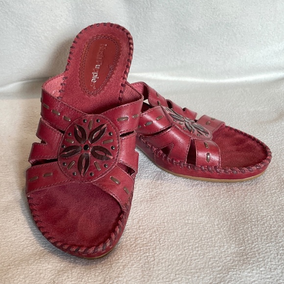 EUC Hush Puppies Red/Burgundy Leather Slip-on Sandals Size 5 - Picture 1 of 9